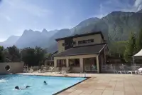 Mensen zwemmen buiten in 1 van de verwarmde zwembaden