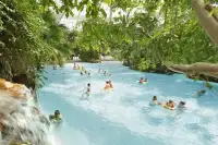 Mensen zitten in het bubbelbad in het Zwembad op  Landal Salztal Paradies