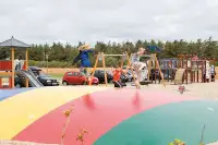 Kinderen vermaken zich op de springkussen