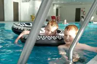 Kinderen hebben een hoop waterplezier in het zwembad