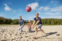 Speel als gezin met elkaar beachvolleybal