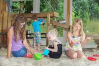Kinderen spelen in de zandbak.