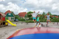Kinderen springen op de springkussen
