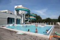 Het zwembad  op Roompot Vakantiepark Hunzedal