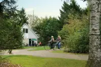 Mensen fietsen over het park