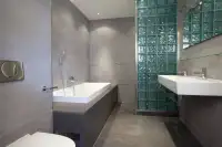 De luxe badkamer in 1 van de appartementen