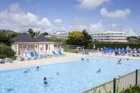 Kinderen zwemmen in het verwarmde buiten zwembad