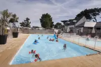 Kinderen zwemmen in het verwarmde buiten zwembad