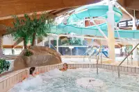 Mensen zitten in het bubbelbad in het Zwembad op  Landal Salztal Paradies