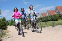 Kinderen fietsen over het park