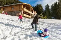 Kinderen beleven een hoop plezier in de sneeuw