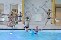 Kinderen beleven veel waterplezier in het zwembad