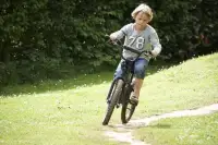 Jongetje fietst over Buitenhof De Leistert