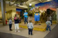 Kinderen dansen samen met Koos konijn