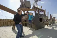 Kinderen spelen in het speelschip