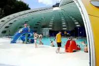 Overdekt zwembad op zomerse dagen