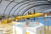 Whirlpool en glijbaan in het overdekte zwembad