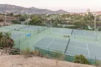 De tennisbaan op het park