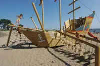 Speelboot aan het strand
