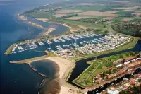 Luchtfoto van het park en de jachthaven