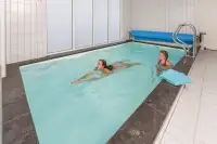 Kinderen zwemmen in hun eigen privézwembad