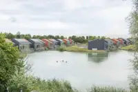 De vakantiehuisjes aan het water