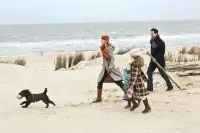 Mensen wandelen over het strand