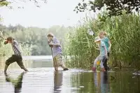 Lopen door water opzoek naar vis