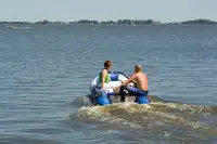 Kinderen varen over het water
