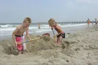 Kinderen spelen op het Noorzeestrand