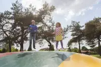 Kinderen springen op de airtrampoline