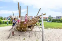 Kinderen spelen op de speelboot