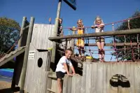 Kinderen spelen buiten op de speeltoestel