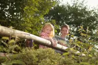 Kinderen wandelen door de bosrijke omgeving van Roompot Eifelpark Kronenburger See 