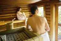 Man en vrouw in sauna bij cottage