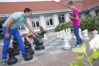 Mensen spelen schaken op het park