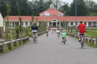 Mensen fietsen over het park