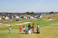 Mensen golfen op 1 van de golfbanen op Roompot Ferienresort Cochem