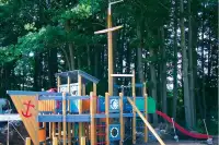 1 van de speeltuinen op het park