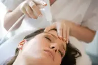 Een gezichtsbehandeling in Wellness en Beauty De Parel