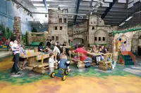 Kinderen vermaken zich in de indoorspeeltuin