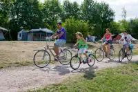 Mensen fietsen over de camping