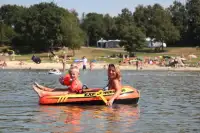 Kinderen spelen in het recreatiemeer