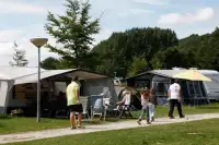 Mensen lopen over de camping