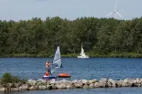 Mensen surfen over het water