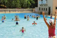 Kinderen vermaken zich in 1 van de verwarmde buitenzwembad