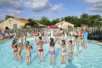 Kinderen beleven een hoop plezier in het openlucht zwemba