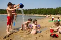 Kinderen spelen op het strand