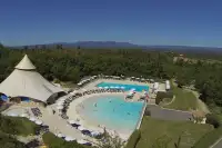 Luchtfoto van het zwembad met ligstoelen