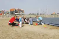 Kinderen spelen op het strand in de buurt van de bungalows